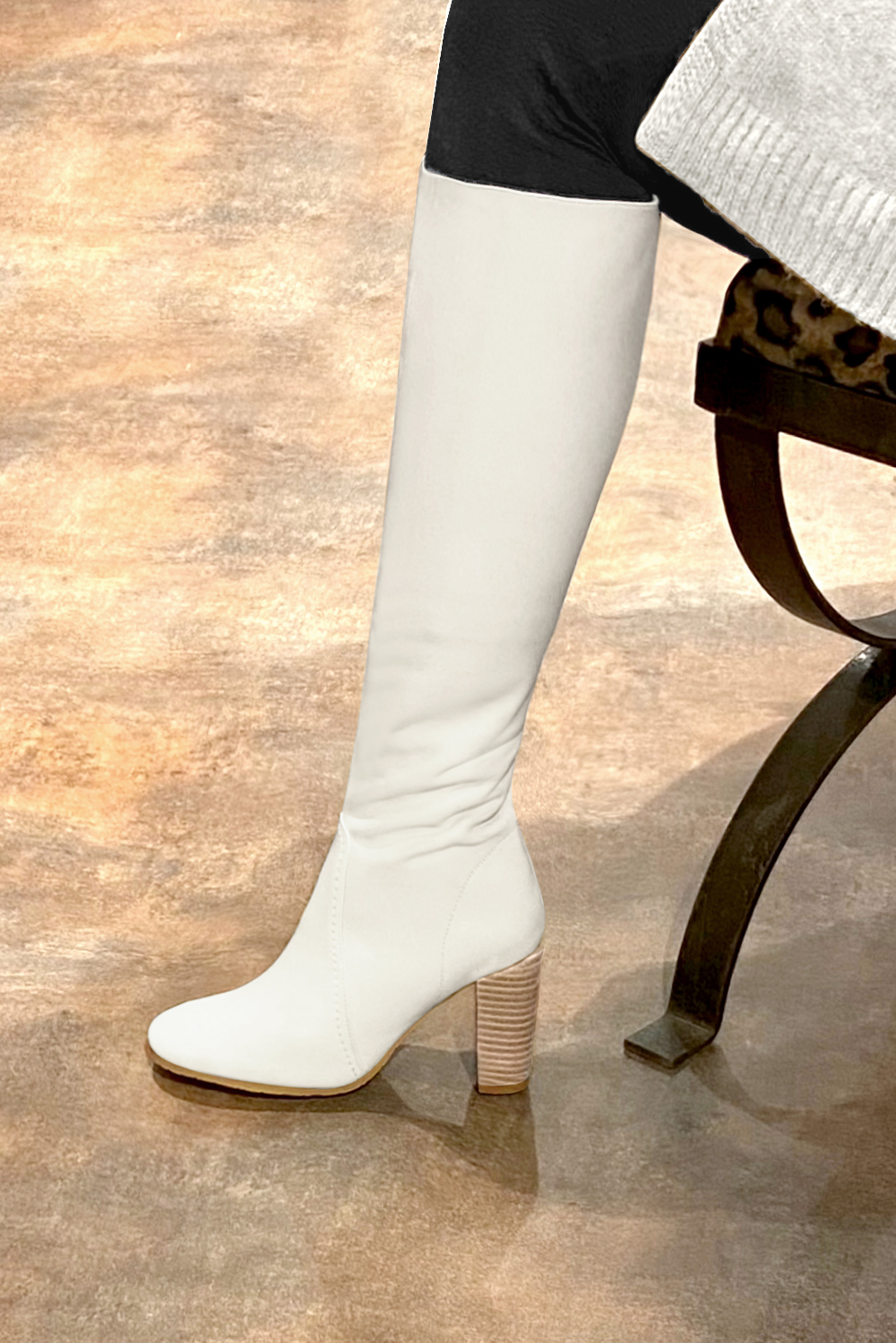 Botte femme : Bottes femme féminines sur mesures couleur blanc cassé. Bout rond. Talon haut bottier. Vue porté - Florence KOOIJMAN