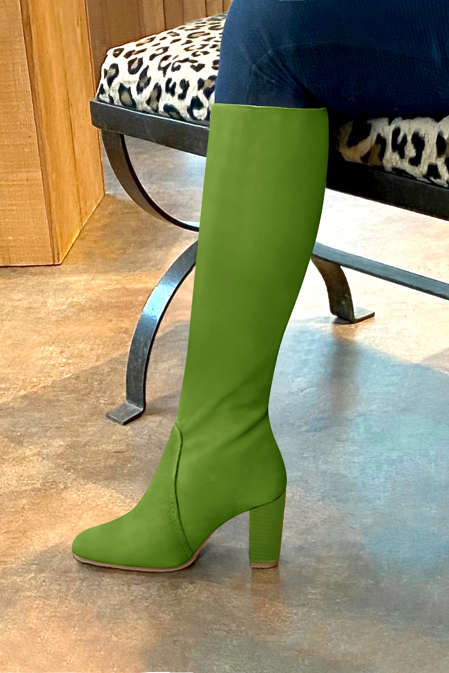 Botte femme : Bottes femme féminines sur mesures couleur vert anis. Bout rond. Talon haut bottier. Vue porté - Florence KOOIJMAN