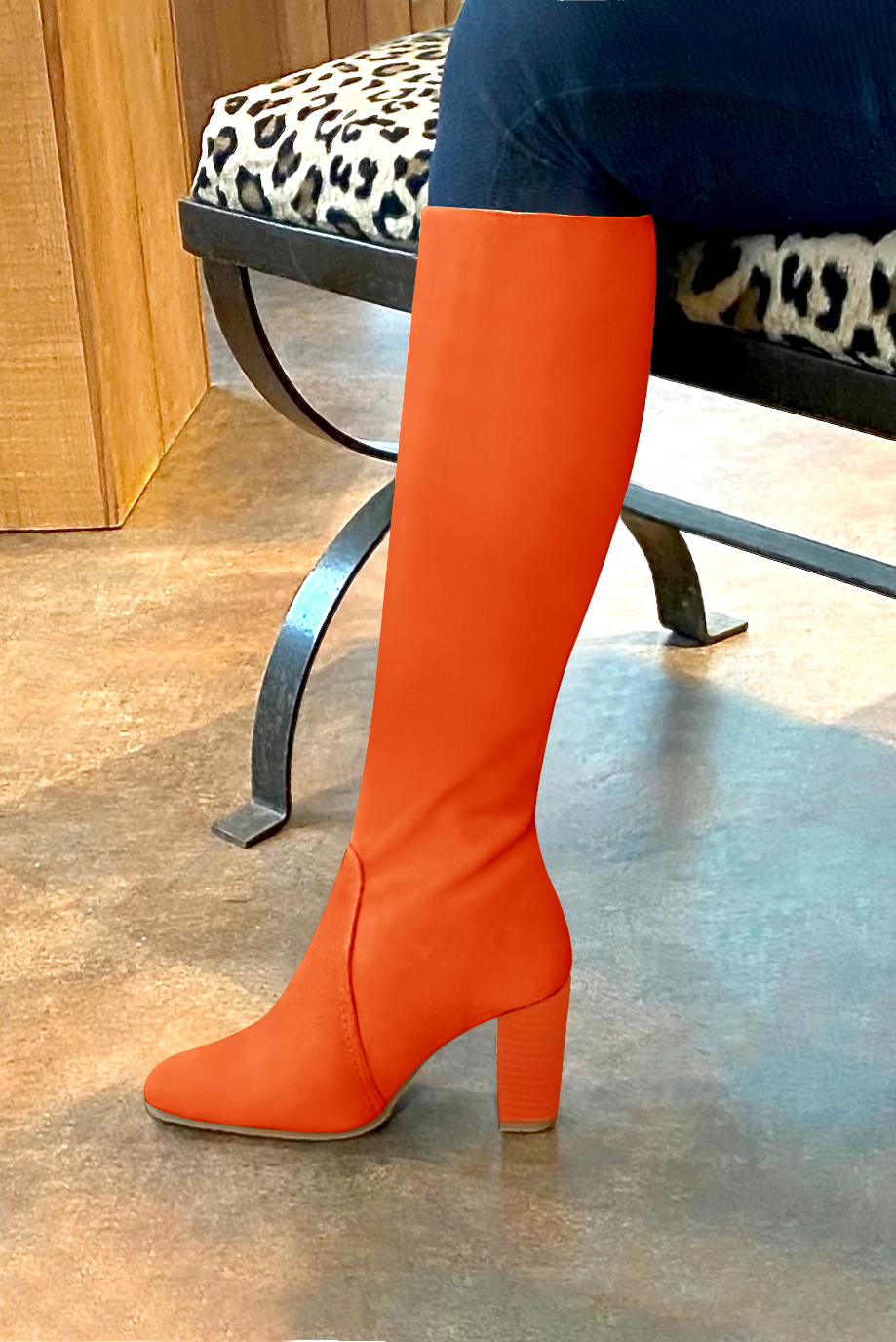 Botte femme : Bottes femme féminines sur mesures couleur orange clémentine. Bout rond. Talon haut bottier. Vue porté - Florence KOOIJMAN