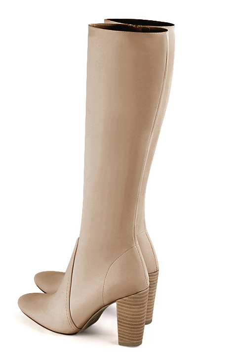 Botte femme : Bottes femme féminines sur mesures couleur beige sahara. Bout rond. Talon haut bottier. Vue arrière - Florence KOOIJMAN