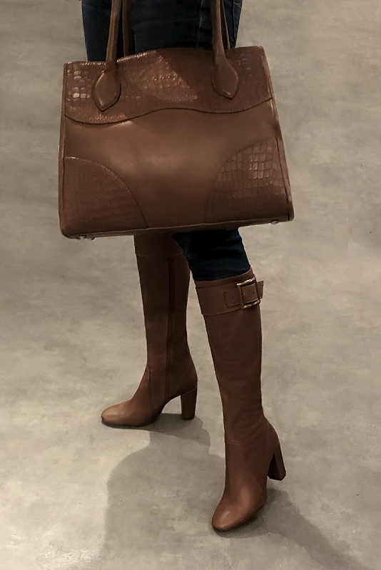 Bottes féminines élégantes et raffinées, réalisées sur mesure, coloris marron caramel. Bout rond. Haut. Talon bottier. Mollets fins ou larges. Personnalisation : Choix des cuirs, des couleurs et des talons. - Florence KOOIJMAN