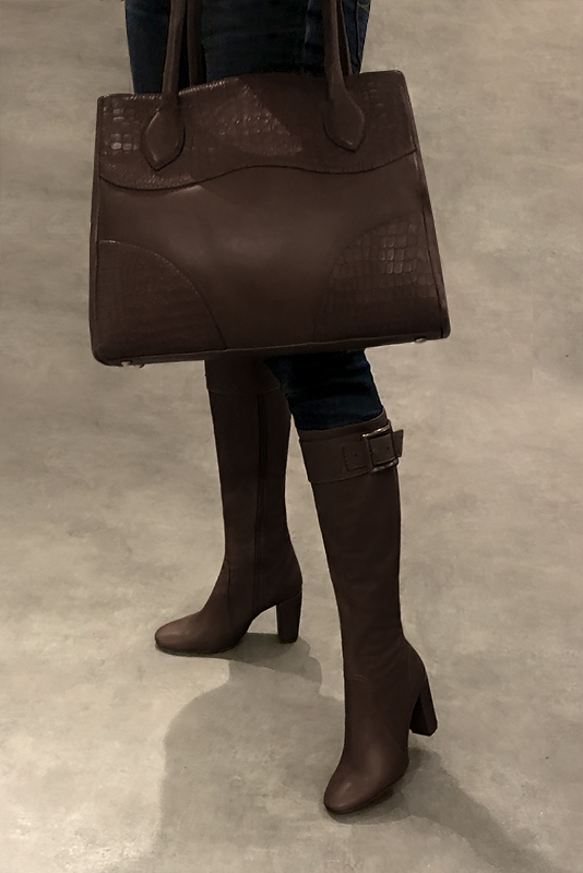 Bottes féminines élégantes et raffinées, réalisées sur mesure, coloris marron ébène. Bout rond. Haut. Talon bottier. Mollets fins ou larges. Personnalisation : Choix des cuirs, des couleurs et des talons. - Florence KOOIJMAN