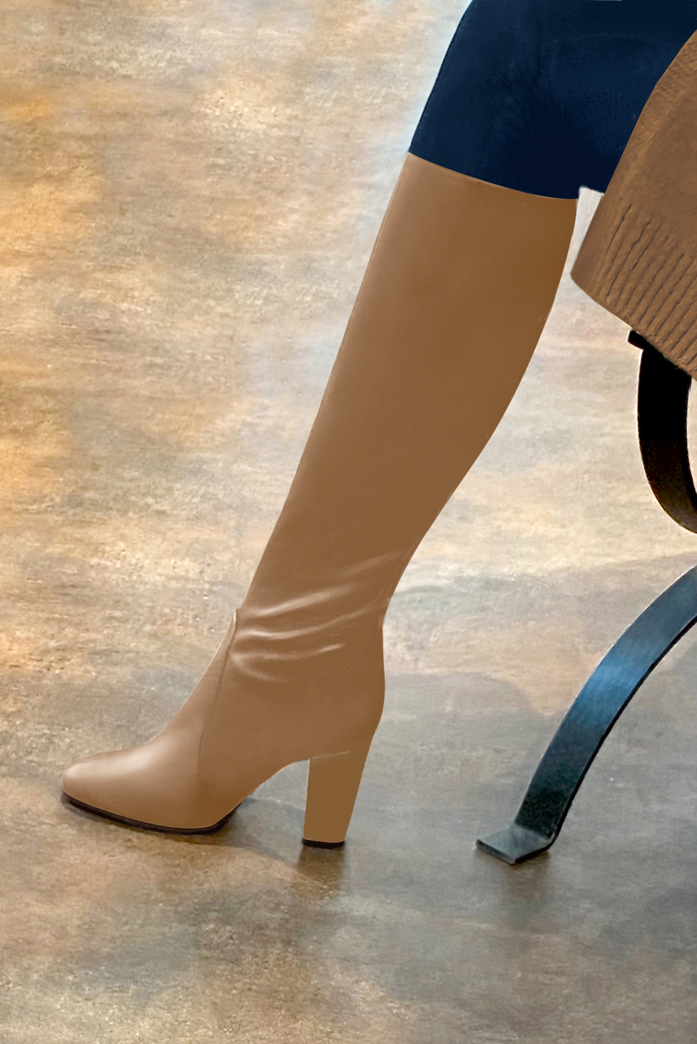 Botte femme : Bottes femme féminines sur mesures couleur beige camel. Bout rond. Talon haut bottier. Vue porté - Florence KOOIJMAN