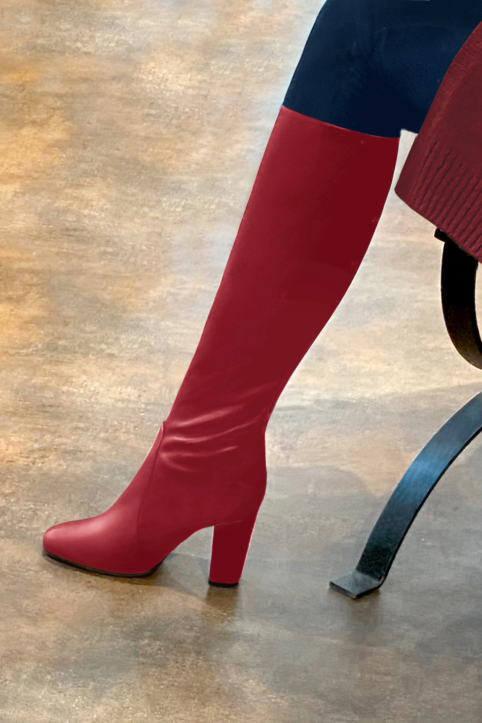Botte femme : Bottes femme féminines sur mesures couleur rouge carmin. Bout rond. Talon haut bottier. Vue porté - Florence KOOIJMAN