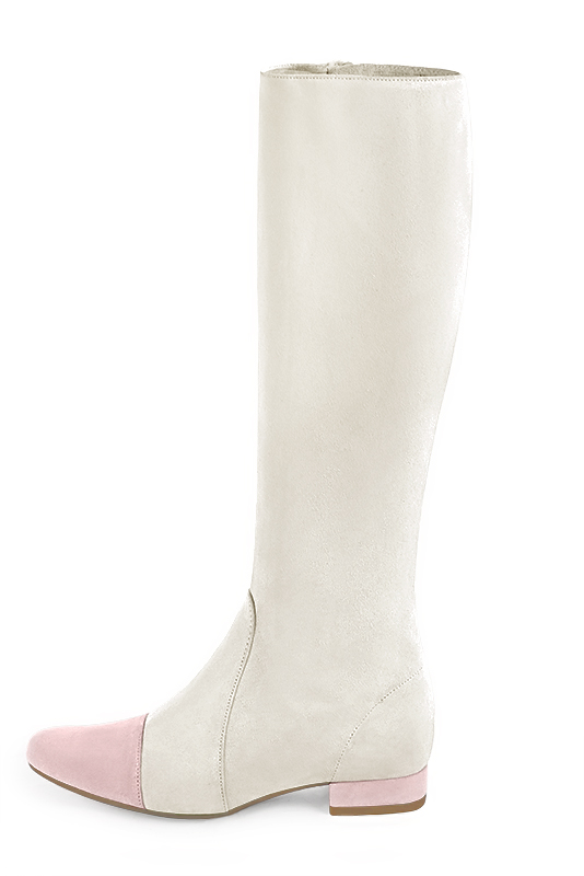 Botte femme : Bottes femme féminines sur mesures couleur rose poudré et blanc cassé. Bout rond. Talon plat bottier. Vue de profil - Florence KOOIJMAN