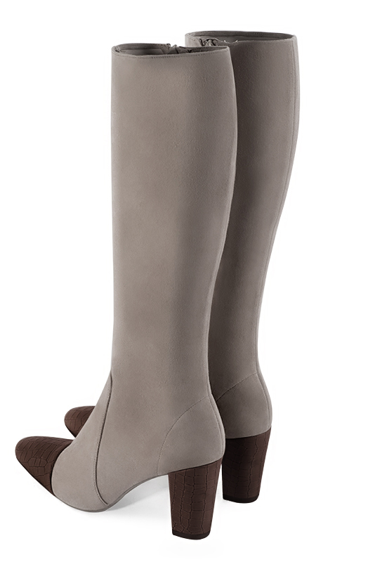 Bottes femme cavalières élégantes et raffinées, réalisées sur mesure, coloris marron ébène et beige mastic. Bout rond. Talon haut bottier. Mollets fins ou larges. Personnalisation : Choix des cuirs, des couleurs et des talons. - Florence KOOIJMAN