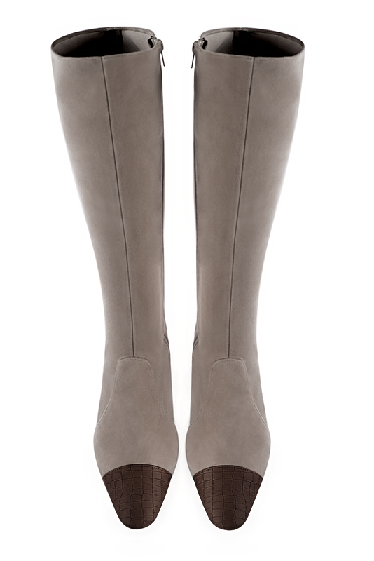 Bottes femme cavalières élégantes et raffinées, réalisées sur mesure, coloris marron ébène et beige mastic. Bout rond. Talon haut bottier. Mollets fins ou larges. Personnalisation : Choix des cuirs, des couleurs et des talons. - Florence KOOIJMAN