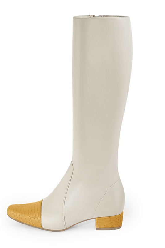 Bottes féminines élégantes et raffinées, réalisées sur mesure, coloris jaune ocre et blanc cassé. Bout rond. Mi-haut. Talon bottier. Mollets fins ou larges. Personnalisation : Choix des cuirs, des couleurs et des talons. - Florence KOOIJMAN