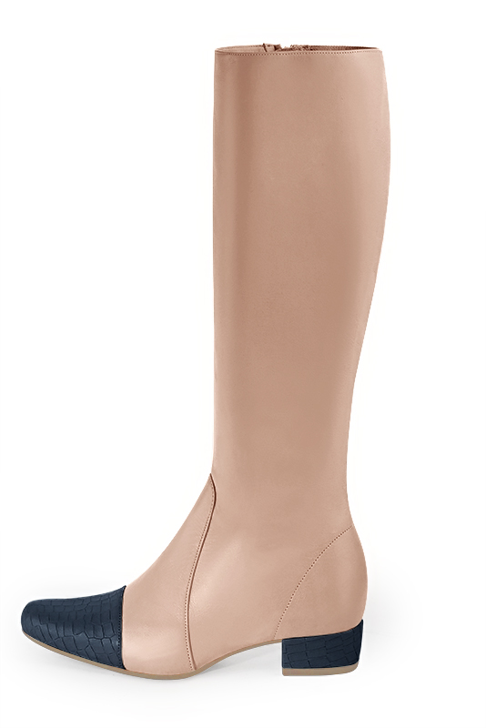 Bottes féminines élégantes et raffinées, réalisées sur mesure, coloris bleu denim et rose poudré. Bout rond. Plat. Talon bottier. Mollets fins ou larges. Personnalisation : Choix des cuirs, des couleurs et des talons. - Florence KOOIJMAN