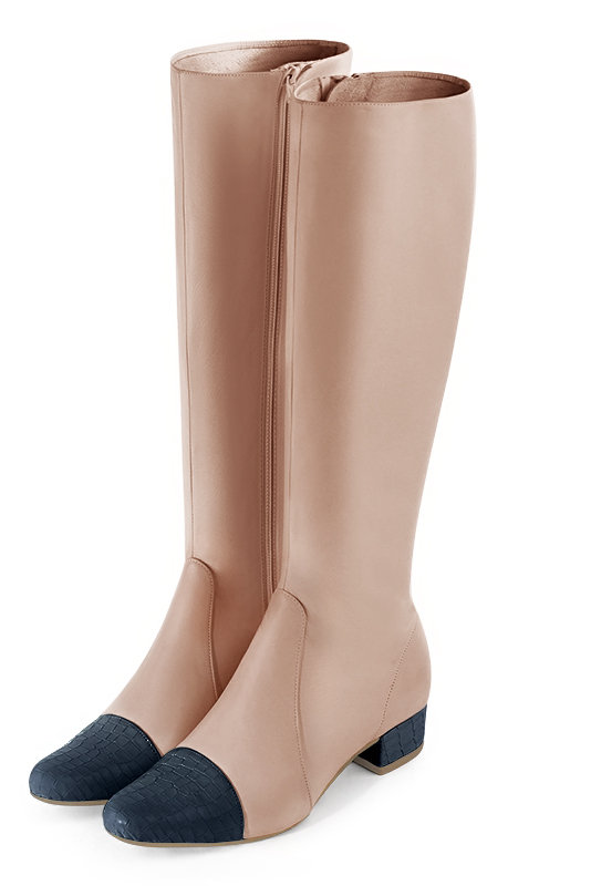 Bottes féminines élégantes et raffinées, réalisées sur mesure, coloris bleu denim et rose poudré. Bout rond. Plat. Talon bottier. Mollets fins ou larges. Personnalisation : Choix des cuirs, des couleurs et des talons. - Florence KOOIJMAN
