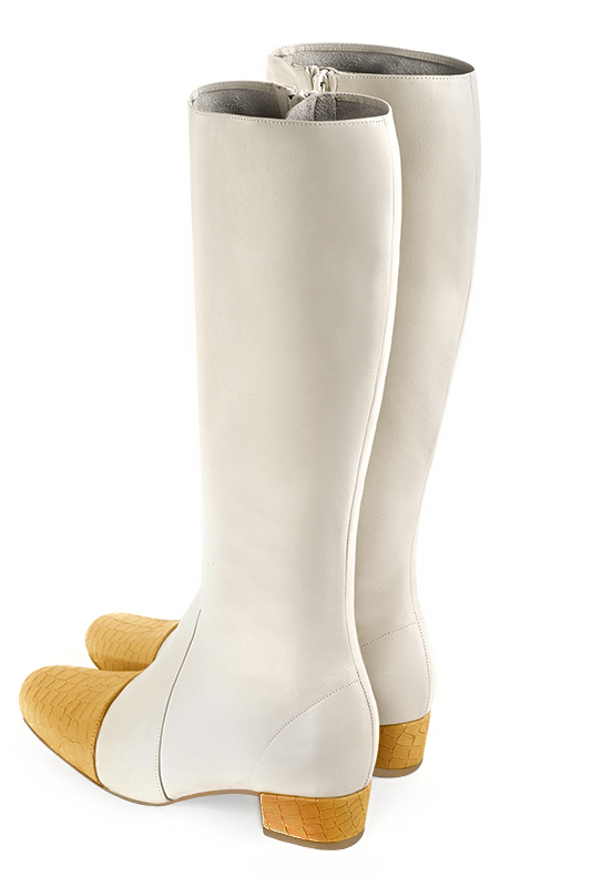 Bottes féminines élégantes et raffinées, réalisées sur mesure, coloris jaune ocre et blanc cassé. Bout rond. Mi-haut. Talon bottier. Mollets fins ou larges. Personnalisation : Choix des cuirs, des couleurs et des talons. - Florence KOOIJMAN