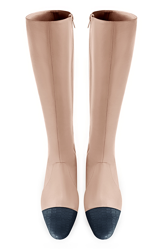 Bottes féminines élégantes et raffinées, réalisées sur mesure, coloris bleu denim et rose poudré. Bout rond. Plat. Talon bottier. Mollets fins ou larges. Personnalisation : Choix des cuirs, des couleurs et des talons. - Florence KOOIJMAN