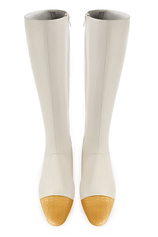 Bottes féminines élégantes et raffinées, réalisées sur mesure, coloris jaune ocre et blanc cassé. Bout rond. Mi-haut. Talon bottier. Mollets fins ou larges. Personnalisation : Choix des cuirs, des couleurs et des talons. - Florence KOOIJMAN