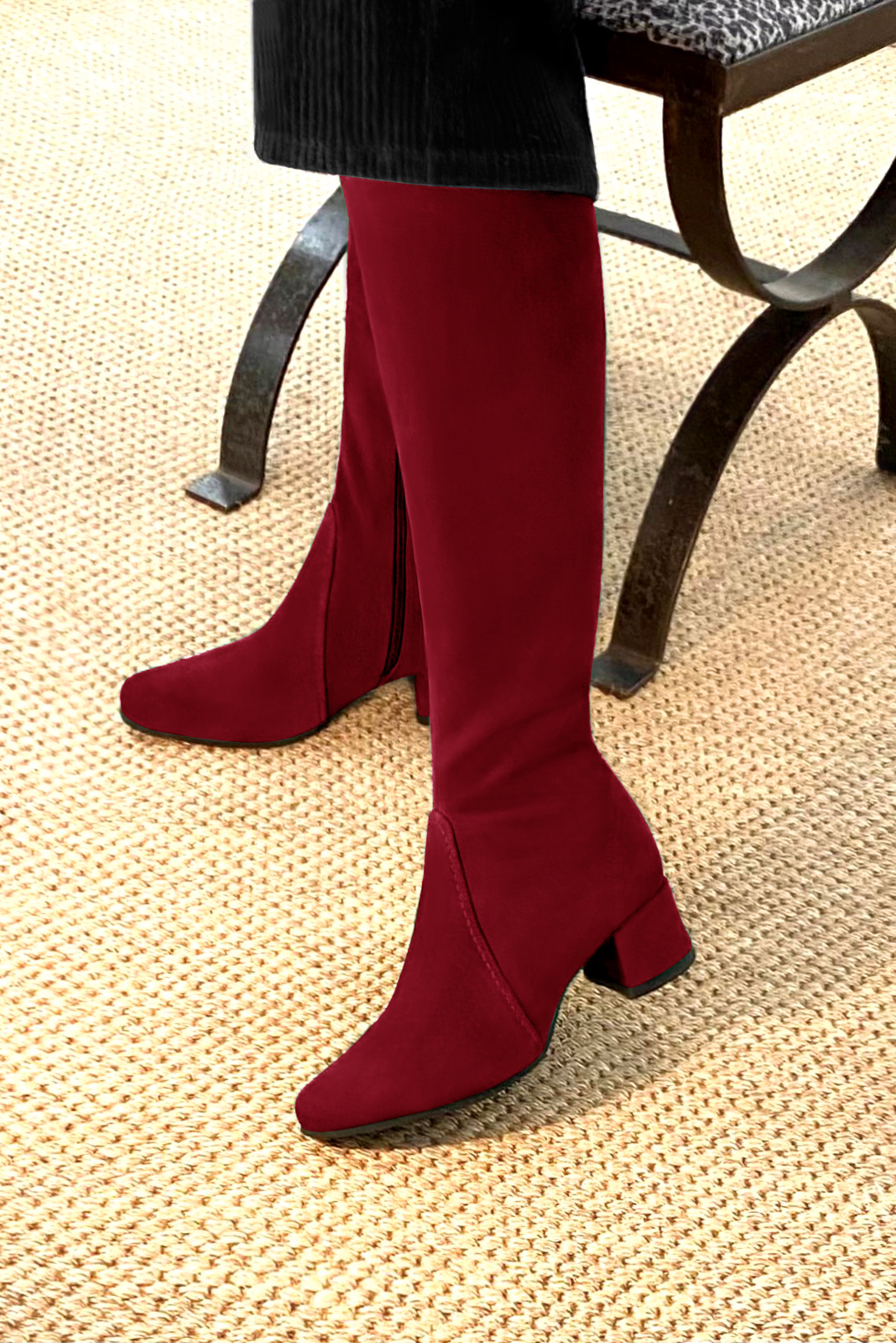 Botte femme : Bottes femme féminines sur mesures couleur rouge bordeaux. Bout rond. Petit talon évasé. Vue arrière - Florence KOOIJMAN