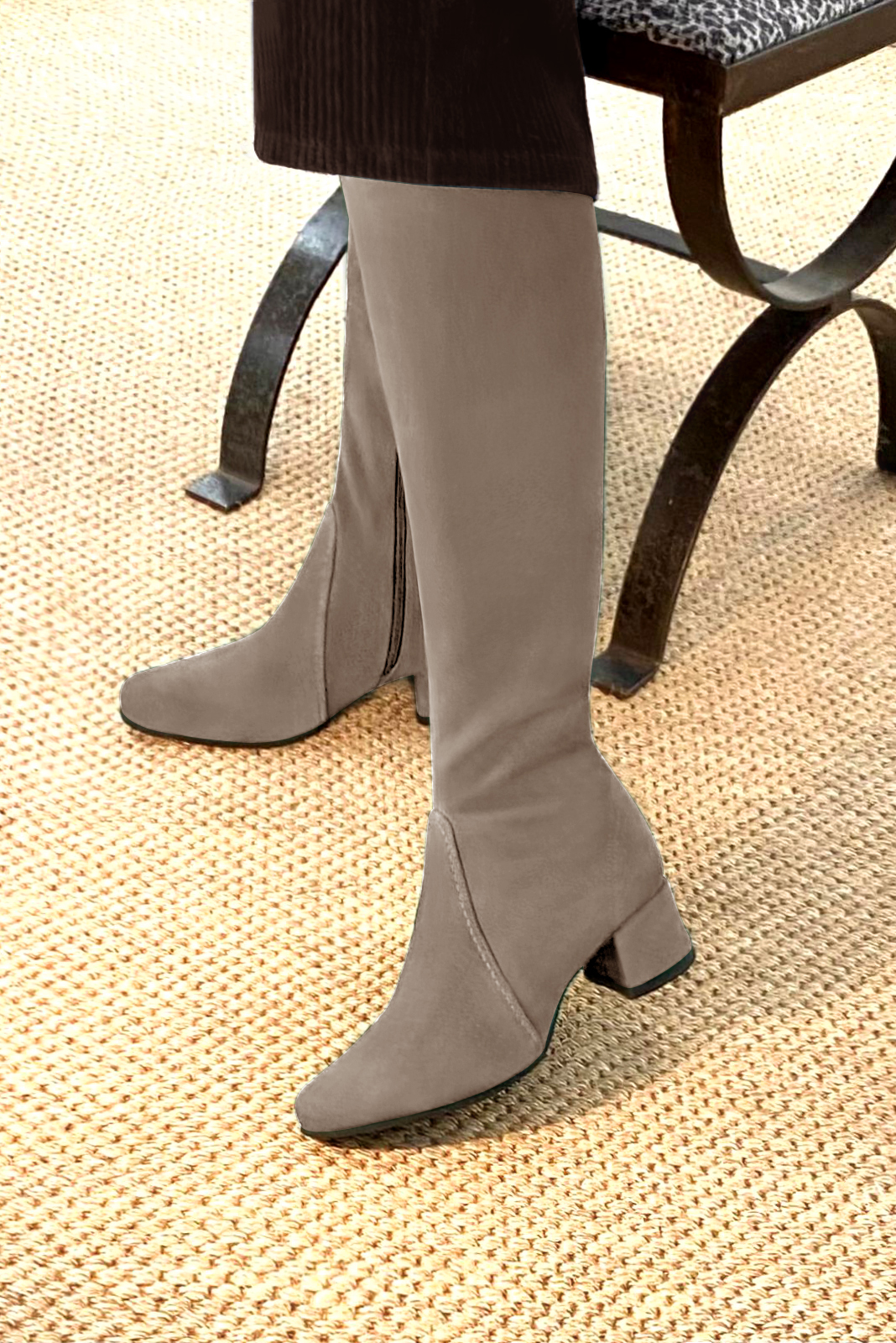Bottes féminines élégantes et raffinées, réalisées sur mesure, coloris beige sahara. Bout rond. Mi-haut. Talon évasé. Mollets fins ou larges. Personnalisation : Choix des cuirs, des couleurs et des talons. - Florence KOOIJMAN