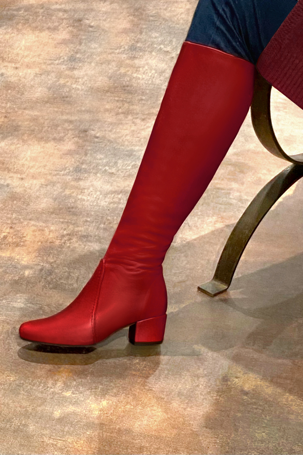 Botte femme : Bottes femme féminines sur mesures couleur rouge coquelicot. Bout rond. Petit talon bottier. Vue arrière - Florence KOOIJMAN
