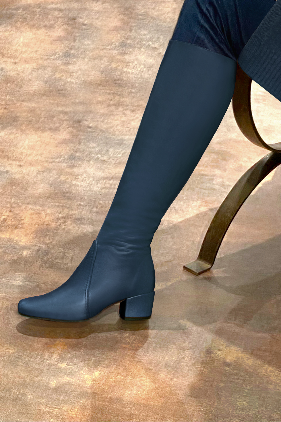 Botte femme : Bottes femme féminines sur mesures couleur bleu denim. Bout rond. Petit talon bottier. Vue porté - Florence KOOIJMAN