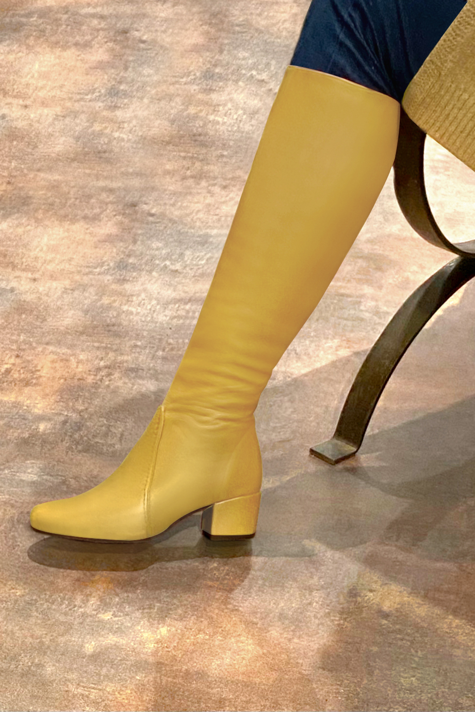 Botte femme : Bottes femme féminines sur mesures couleur jaune ocre. Bout rond. Petit talon évasé. Vue porté - Florence KOOIJMAN