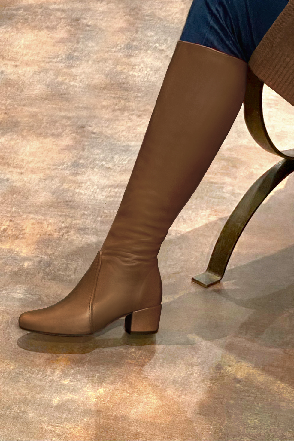 Botte femme : Bottes femme féminines sur mesures couleur marron caramel. Bout rond. Petit talon évasé. Vue porté - Florence KOOIJMAN