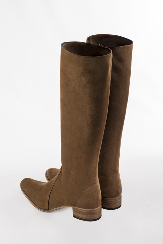 Bottes femme cavalières élégantes et raffinées, réalisées sur mesure, coloris beige camel. Bout rond. Semelle cuir petit talon. Mollets fins ou larges. Personnalisation : Choix des cuirs, des couleurs et des talons. - Florence KOOIJMAN