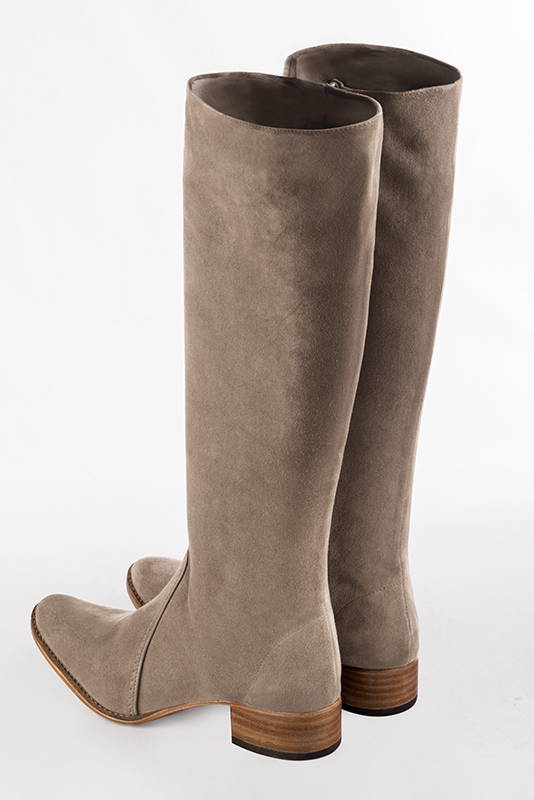 Bottes femme cavalières élégantes et raffinées, réalisées sur mesure, coloris beige biscuit. Bout rond. Semelle cuir petit talon. Mollets fins ou larges. Personnalisation : Choix des cuirs, des couleurs et des talons. - Florence KOOIJMAN