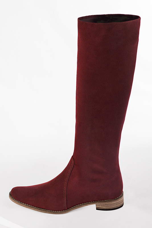 Botte femme : Bottes femme féminines sur mesures couleur rouge bordeaux. Bout rond. Semelle cuir talon plat. Vue de profil - Florence KOOIJMAN