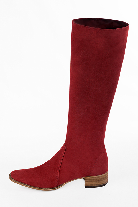 Bottes femme cavalières élégantes et raffinées, réalisées sur mesure, coloris rouge carmin. Bout rond. Semelle cuir petit talon. Mollets fins ou larges. Personnalisation : Choix des cuirs, des couleurs et des talons. - Florence KOOIJMAN