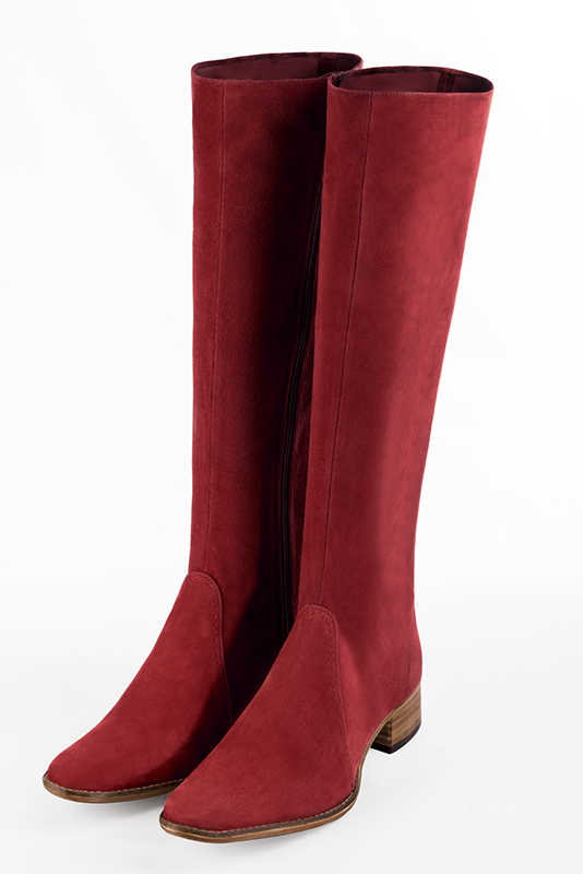 Bottes femme cavalières élégantes et raffinées, réalisées sur mesure, coloris rouge carmin. Bout rond. Semelle cuir petit talon. Mollets fins ou larges. Personnalisation : Choix des cuirs, des couleurs et des talons. - Florence KOOIJMAN