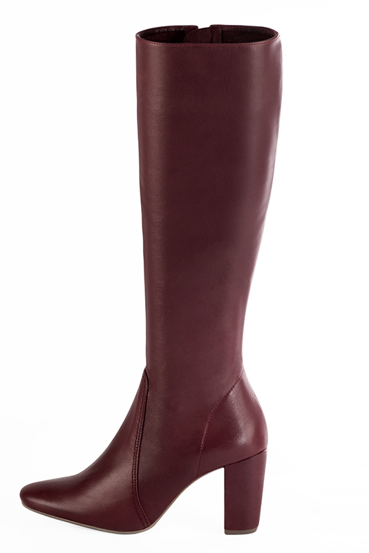 Bottes femme cavalières élégantes et raffinées, réalisées sur mesure, coloris rouge bordeaux. Bout rond. Talon haut bottier. Mollets fins ou larges. Personnalisation : Choix des cuirs, des couleurs et des talons. - Florence KOOIJMAN