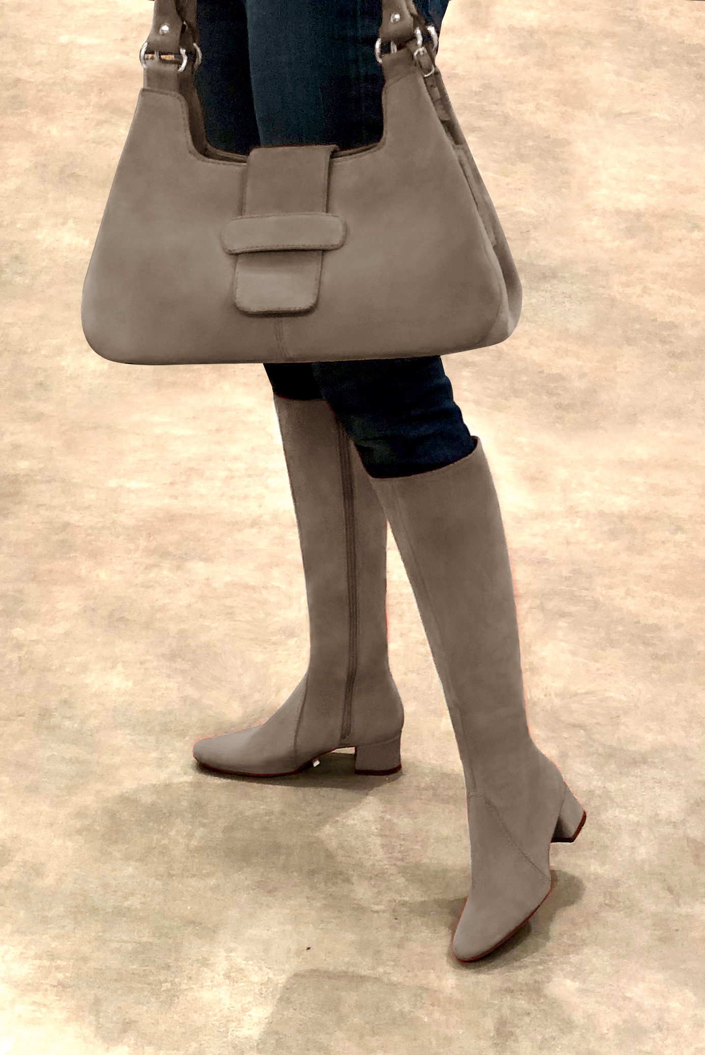 Botte femme : Bottes femme féminines sur mesures couleur beige sahara. Bout rond. Petit talon évasé. Vue porté - Florence KOOIJMAN