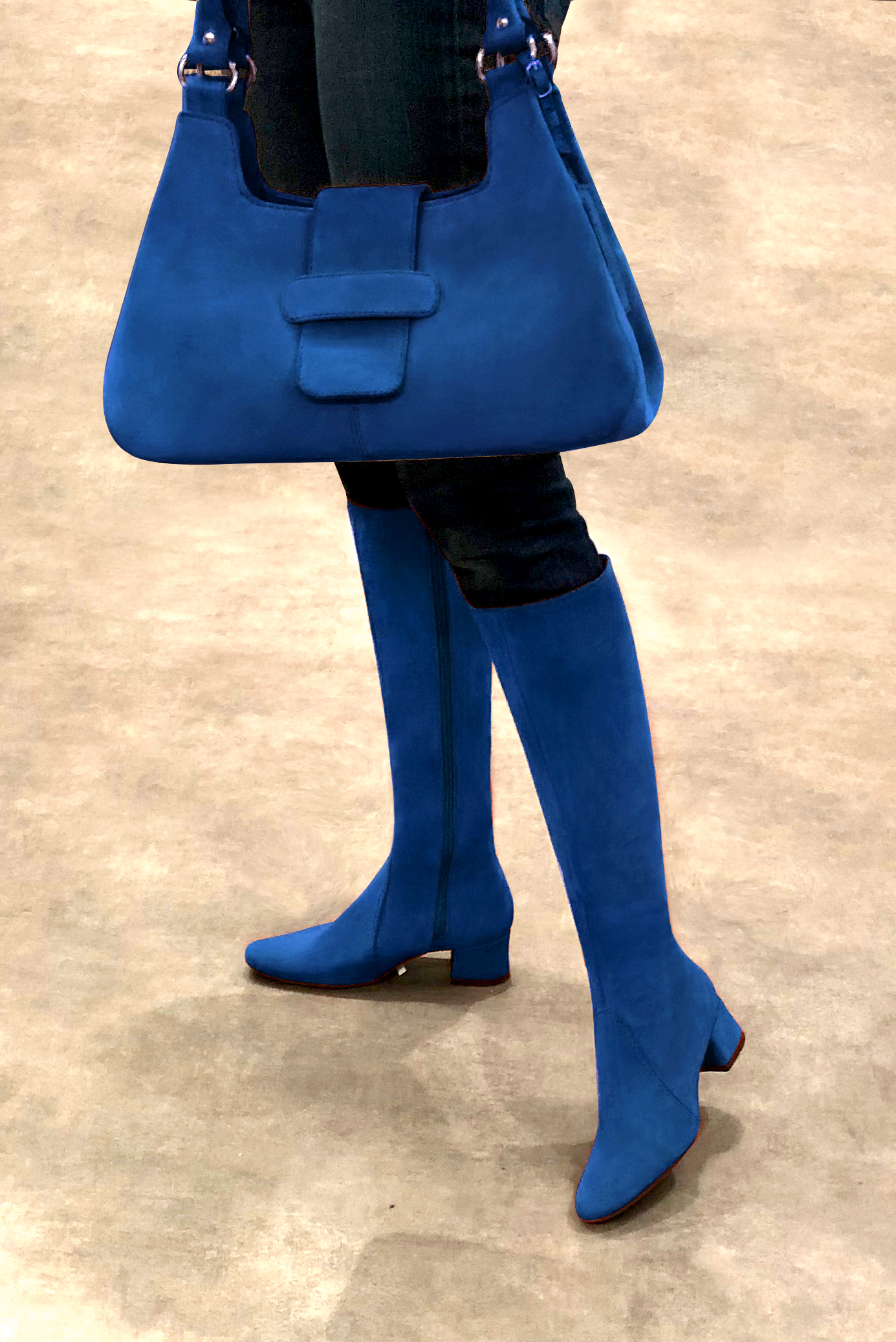 Botte femme : Bottes femme féminines sur mesures couleur bleu électrique. Bout rond. Petit talon évasé. Vue porté - Florence KOOIJMAN