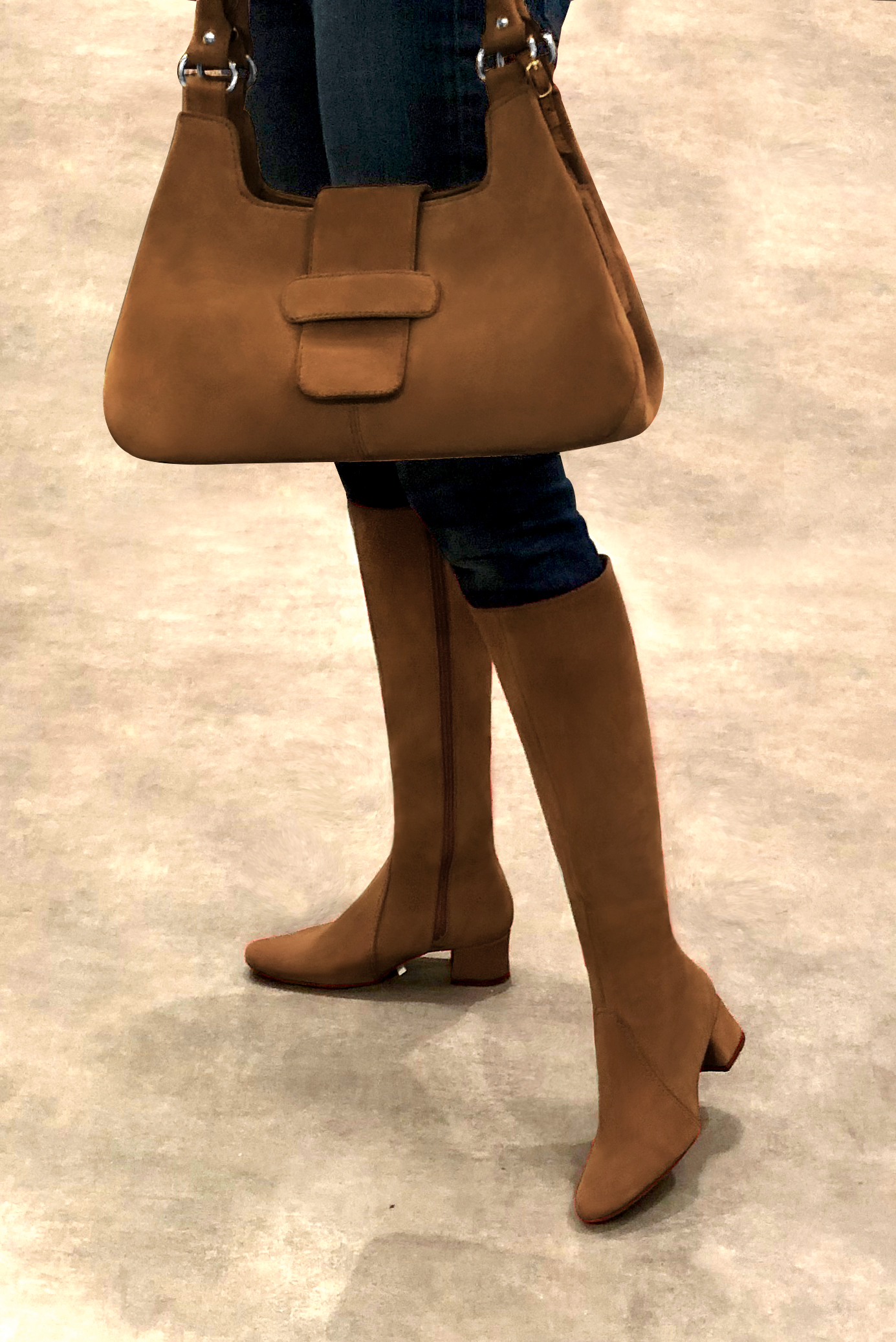 Botte femme : Bottes femme féminines sur mesures couleur marron caramel. Bout rond. Petit talon évasé. Vue porté - Florence KOOIJMAN