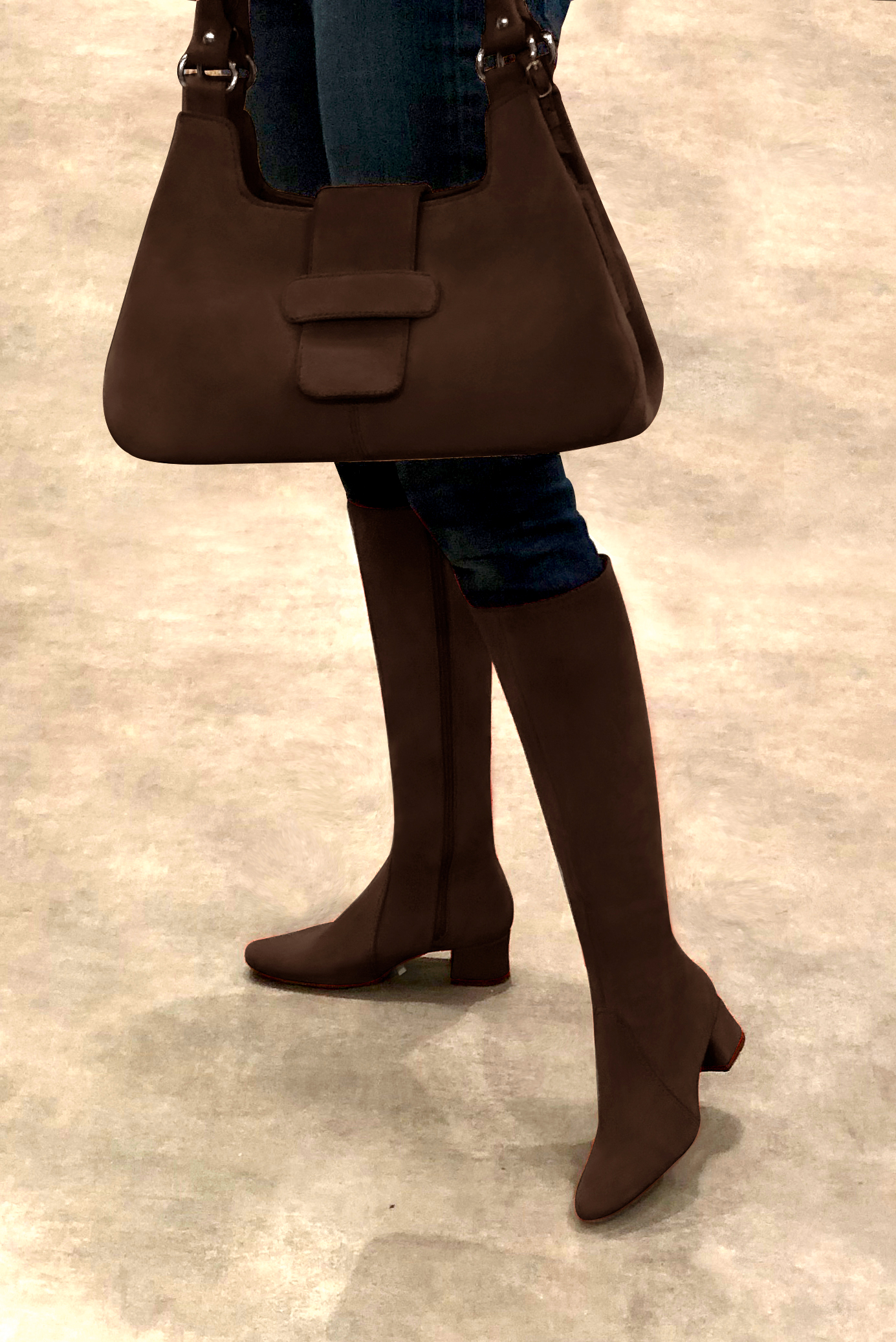 Botte femme : Bottes femme féminines sur mesures couleur marron ébène. Bout rond. Petit talon évasé. Vue porté - Florence KOOIJMAN