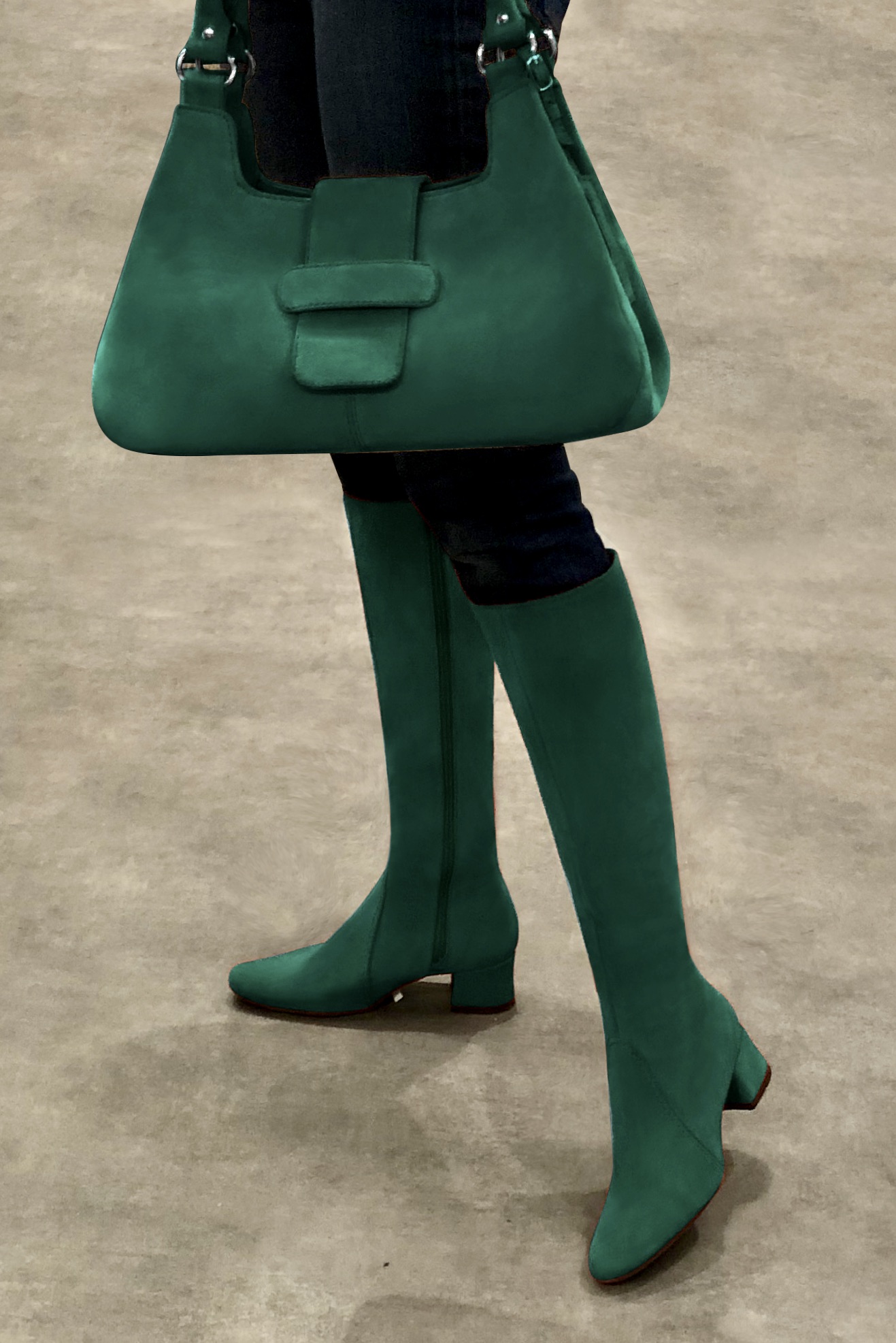 Botte femme : Bottes femme féminines sur mesures couleur vert bouteille. Bout rond. Petit talon évasé. Vue porté - Florence KOOIJMAN
