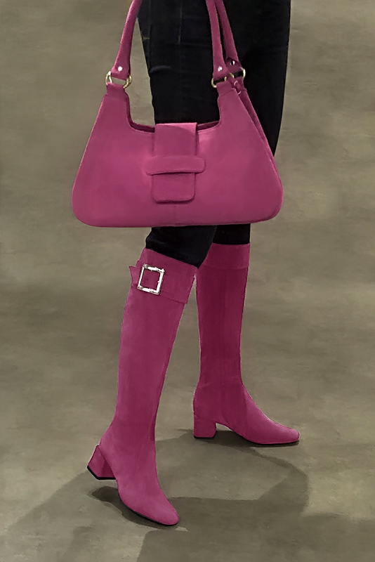 Botte femme : Bottes femme féminines sur mesures couleur rose fuchsia. Bout carré. Talon mi-haut bottier. Vue porté - Florence KOOIJMAN