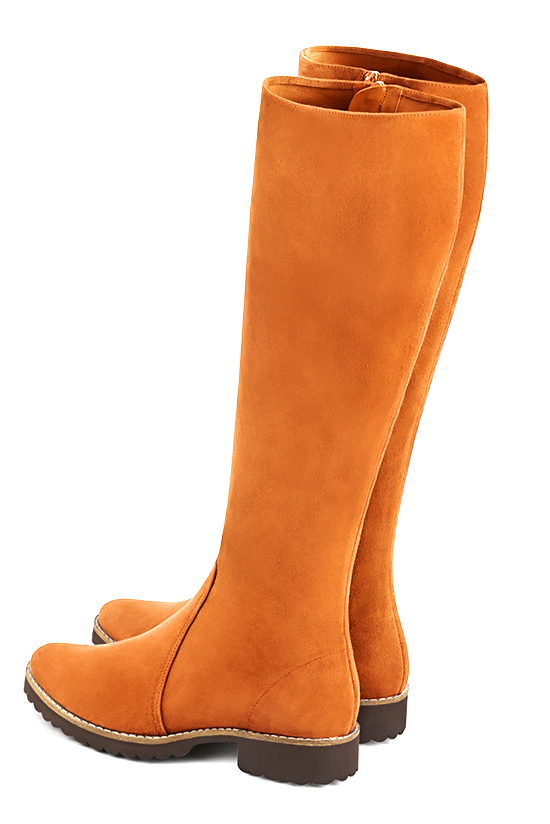Botte femme : Bottes femme cavalières sur mesures couleur orange abricot. Bout rond. Semelle gomme talon plat. Vue du dessus - Florence KOOIJMAN