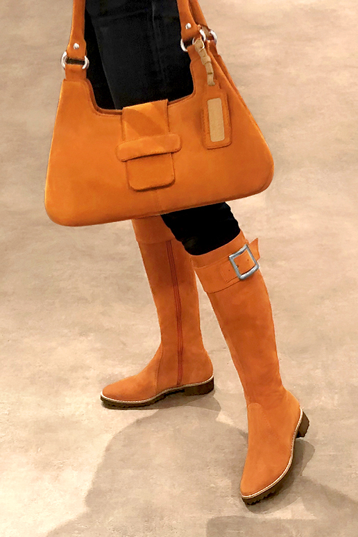 Botte femme : Bottes femme cavalières sur mesures couleur orange abricot. Bout rond. Semelle gomme talon plat. Vue porté - Florence KOOIJMAN