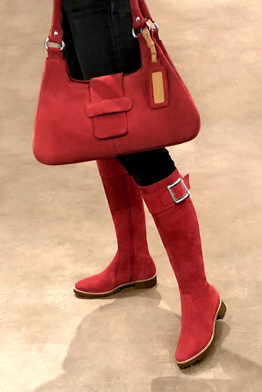 Botte femme : Bottes femme cavalières sur mesures couleur rouge coquelicot. Bout rond. Semelle gomme talon plat. Vue porté - Florence KOOIJMAN