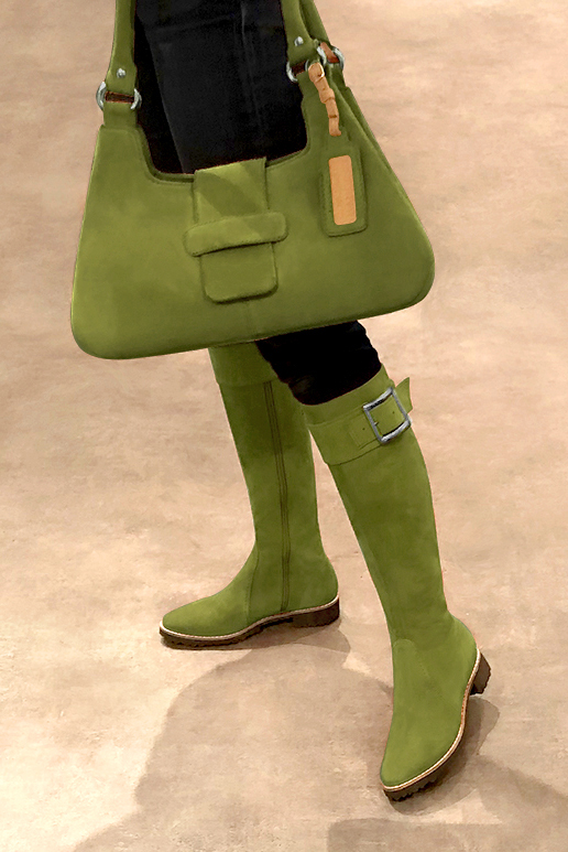 Botte femme : Bottes femme cavalières sur mesures couleur vert pistache. Bout rond. Semelle gomme talon plat. Vue porté - Florence KOOIJMAN