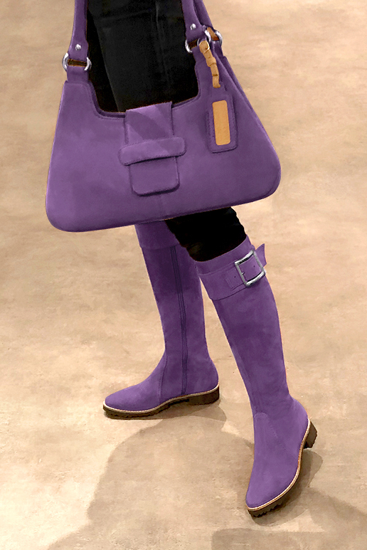 Botte femme : Bottes femme cavalières sur mesures couleur violet améthyste. Bout rond. Semelle gomme talon plat. Vue porté - Florence KOOIJMAN