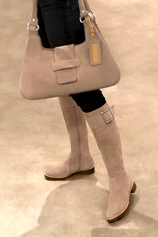 Botte femme : Bottes femme cavalières sur mesures couleur beige sahara. Bout rond. Semelle gomme talon plat. Vue porté - Florence KOOIJMAN