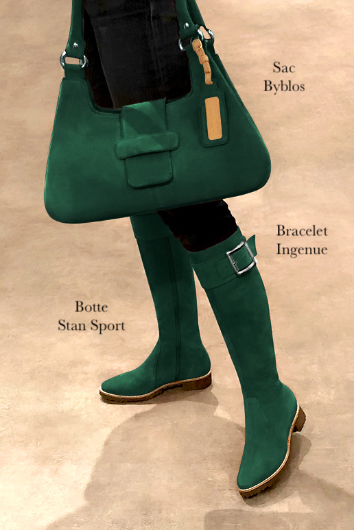 Botte femme : Bottes femme cavalières sur mesures couleur vert bouteille. Bout rond. Semelle gomme talon plat. Vue porté - Florence KOOIJMAN