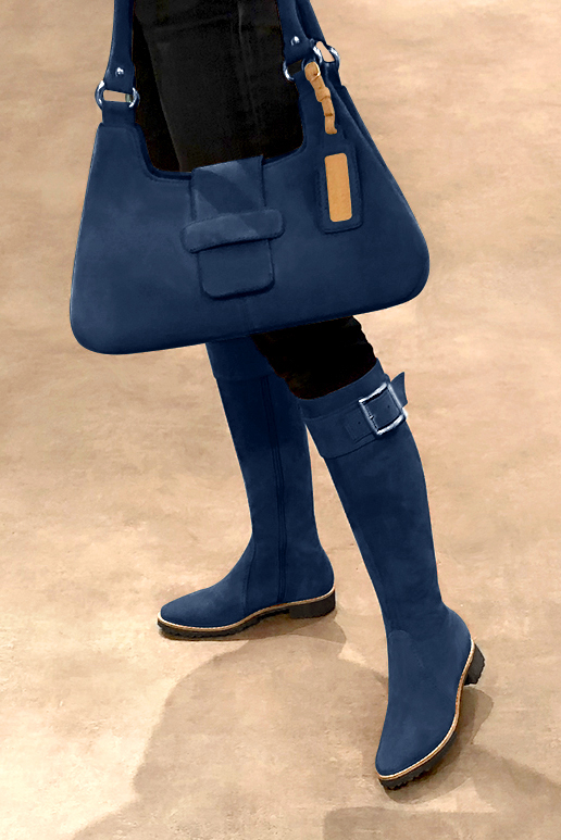 Botte femme : Bottes femme cavalières sur mesures couleur bleu marine. Bout rond. Semelle gomme talon plat. Vue porté - Florence KOOIJMAN