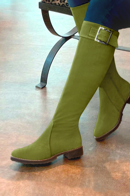 Bottes femme cavalières élégantes et raffinées, réalisées sur mesure, coloris vert pistache. Bout rond. Semelle gomme plat. Mollets fins ou larges. Personnalisation : Choix des cuirs, des couleurs et des talons. - Florence KOOIJMAN