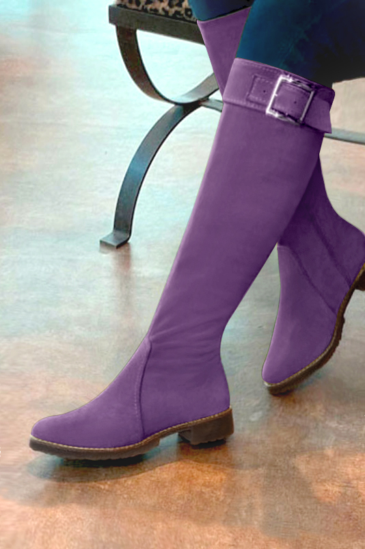 Bottes femme cavalières élégantes et raffinées, réalisées sur mesure, coloris violet améthyste. Bout rond. Semelle gomme plat. Mollets fins ou larges. Personnalisation : Choix des cuirs, des couleurs et des talons. - Florence KOOIJMAN