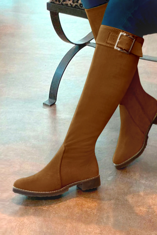 Bottes femme cavalières élégantes et raffinées, réalisées sur mesure, coloris marron caramel. Bout rond. Semelle gomme plat. Mollets fins ou larges. Personnalisation : Choix des cuirs, des couleurs et des talons. - Florence KOOIJMAN