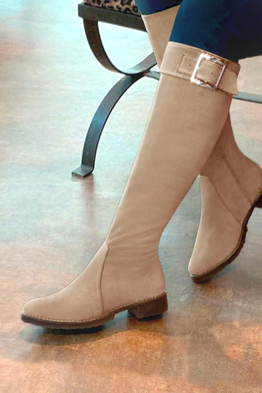 Bottes femme cavalières élégantes et raffinées, réalisées sur mesure, coloris beige sahara. Bout rond. Semelle gomme plat. Mollets fins ou larges. Personnalisation : Choix des cuirs, des couleurs et des talons. - Florence KOOIJMAN