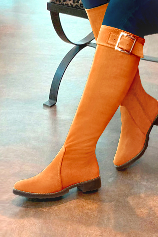 Bottes femme cavalières élégantes et raffinées, réalisées sur mesure, coloris orange abricot. Bout rond. Semelle gomme plat. Mollets fins ou larges. Personnalisation : Choix des cuirs, des couleurs et des talons. - Florence KOOIJMAN