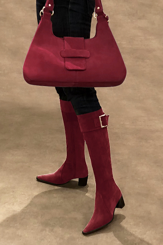 Botte femme : Bottes femme féminines sur mesures couleur rouge bordeaux. Bout effilé. Talon mi-haut bottier. Vue de profil - Florence KOOIJMAN