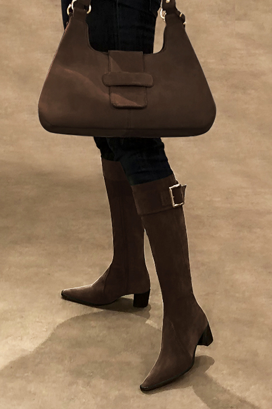 Botte femme : Bottes femme féminines sur mesures couleur marron ébène. Bout effilé. Talon mi-haut bottier. Vue avant - Florence KOOIJMAN